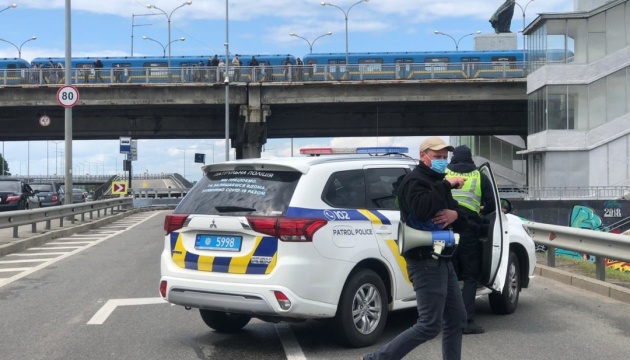 Поліція затримала чоловіка, який погрожував підірвати міст Метро