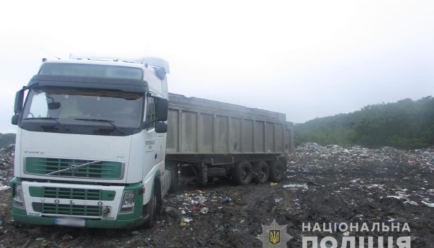 На Київщині затримали три вантажівки із львівським сміттям