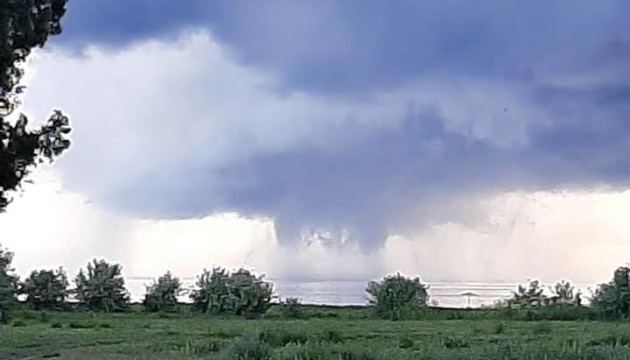 Eyewitnesses film tornado in Kherson region