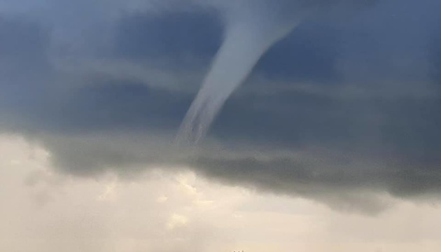 Les gens ont filmé une tornade dans la région de Kherson