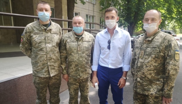 Наставник збірної України Шевченко відвідав військовий госпіталь