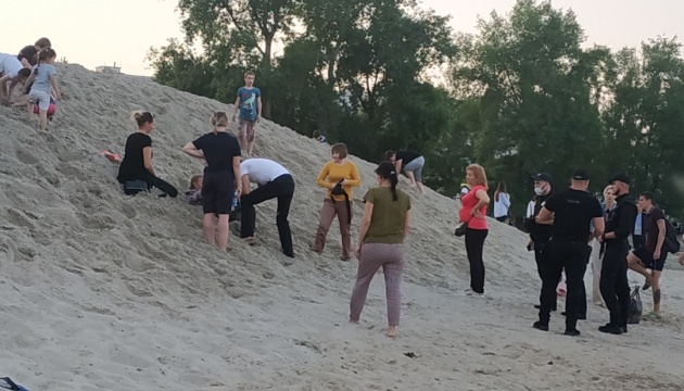 У Києві врятували дитину, яку засипало піском 