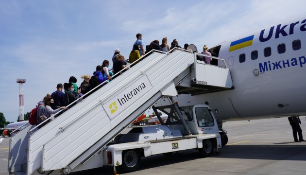 До Польщі двома літаками доправили 186 українських заробітчан