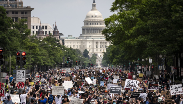 У США тривають протести: сили безпеки заблокували підхід до Білого дому