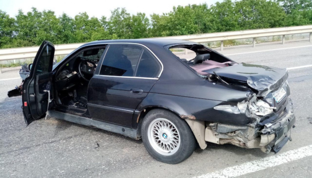 На Одеській трасі у BMW лопнуло колесо, водій загинув, постраждала дитина