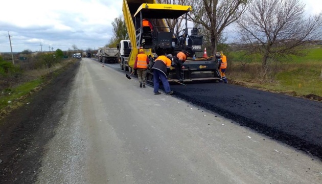  На Донеччині ремонтують дорогу Ясинувата – Желанне