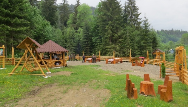 У Карпатах лісівники облаштували місце відпочинку для туристів біля гірського джерела