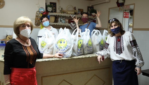 В Нью-Йорку роздають «підбадьорюючі пакунки» для українців, якиим важко через пандемію