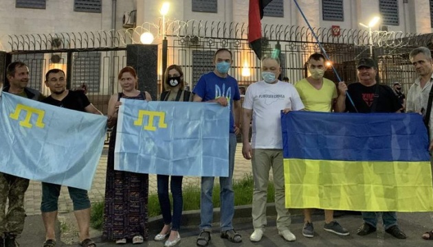 Krymscy Tatarzy i Ukraińcy zorganizowali protest z okazji Dnia Rosji pod ambasadą rosyjską w Kijowie