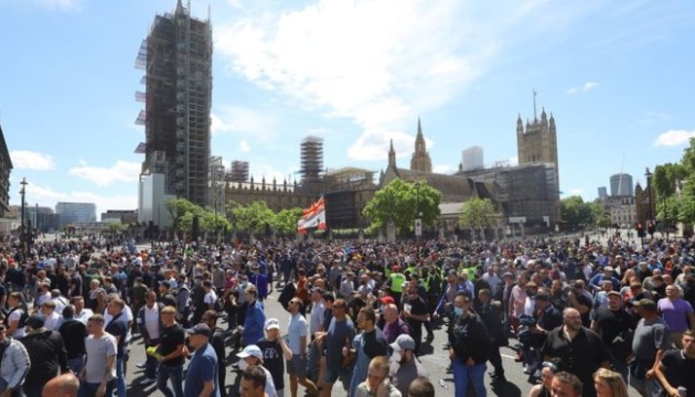 У Лондоні відбуваються велелюдні акції протесту попри застереження влади