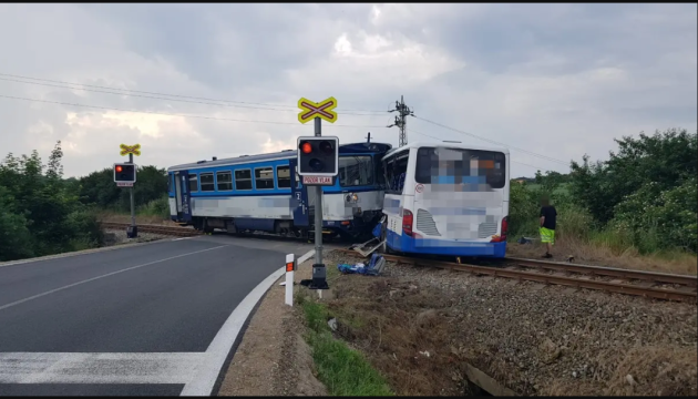У Чехії автобус зіткнувся з потягом