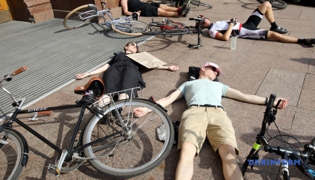 自転車愛好家たちが路上の安全を求めてキーウ市行政府前にて抗議集会