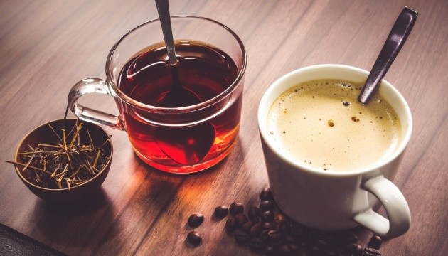 Медики не радять пити у спеку чай, каву та алкоголь