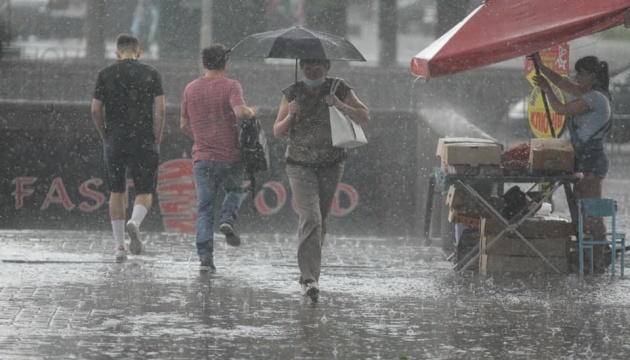 Столичні комунальники працюють у посиленому режимі через зливу