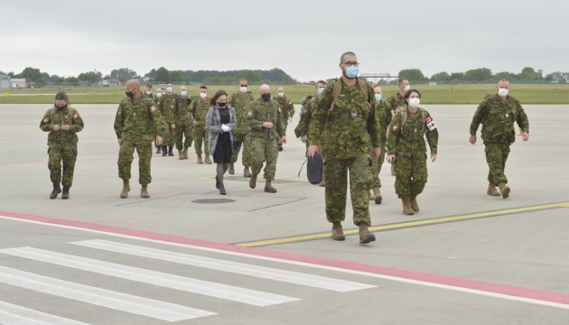 Ninety Canadian military instructors arrive in Ukraine