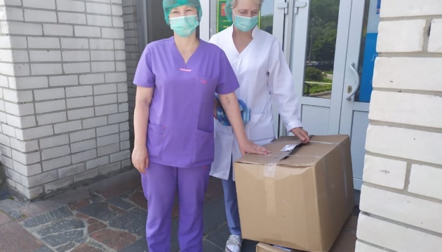 П’ять українських лікарень отримали понад 200 захисних костюмів від «Support Hospitals in Ukraine»