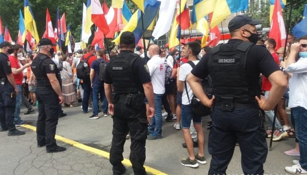 На акціях у центрі Києва затримали молодиків, які кидали димові шашки
