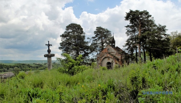 Фотоподорож: капличка-гробівець графині Козібродської на Тернопільщині