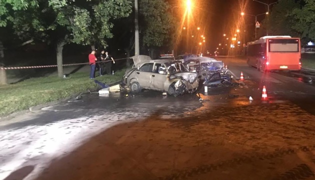 В Запоріжжі внаслідок ДТП загинули дві людини, одне авто загорілось