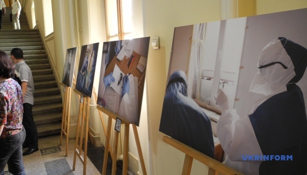 У Чернівцях презентували виставку фотографій про лікування хворих на COVID-19