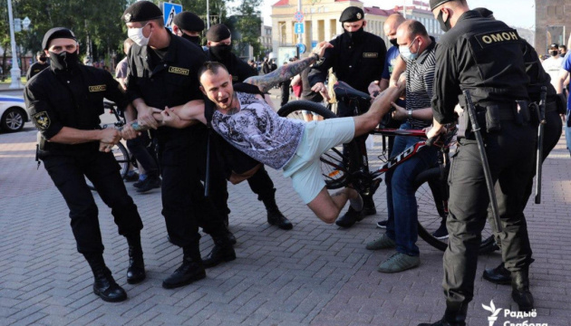 У Білорусі затримали більш як сотню учасників акцій протесту