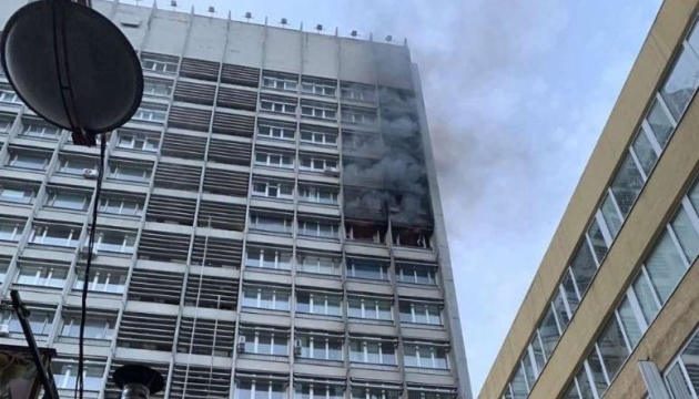 Рятувальники загасили пожежу в офісній будівлі у центрі Києва 