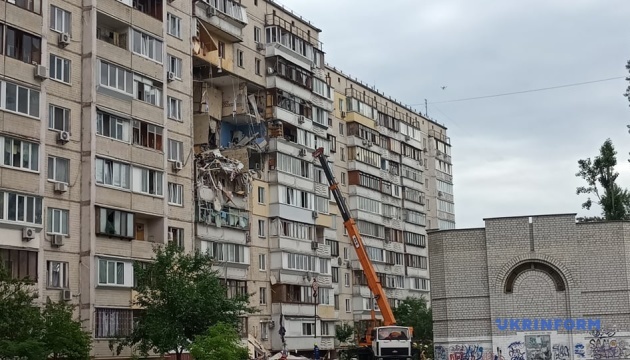 Zelensky hands over keys to new apartments to people who suffer from building explosion