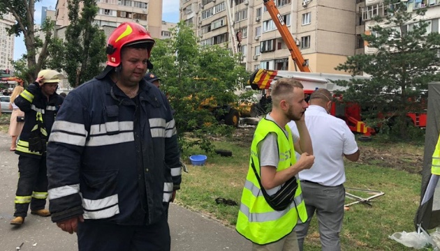 На місці вибуху у Києві працюють волонтери Червоного Хреста, поліція та рятувальники