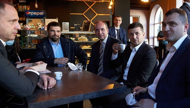 Зеленський пообіцяв хмельницькому кафе компенсувати штраф за каву