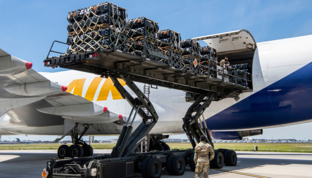 Estados Unidos carga equipo militar en aviones para enviar a Ucrania 