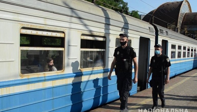 Столична поліція посилено патрулює вокзали та електрички