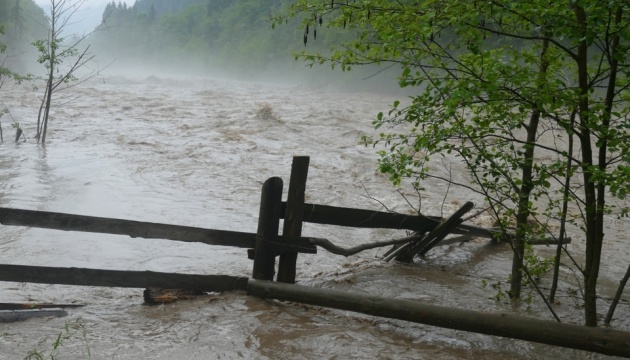 Через паводки на Прикарпатті та Буковині - помаранчевий рівень небезпеки
