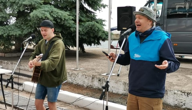 Українські музиканти дали концерти у зоні ООС