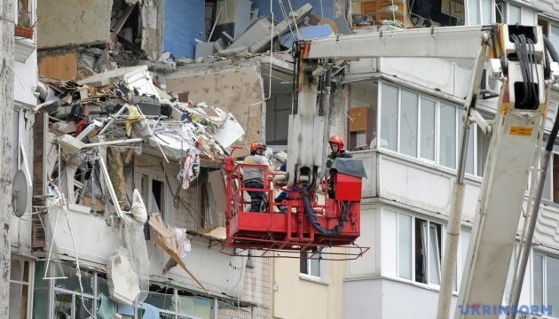 Cinco fallecidos tras la explosión en un edificio de apartamentos en Kyiv