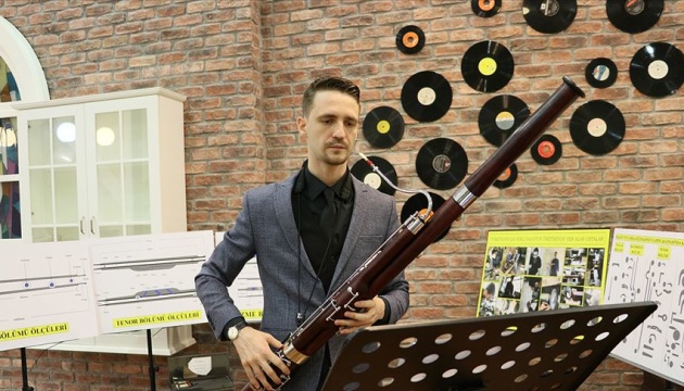 Українець в Туреччині створив унікальний музичний інструмент