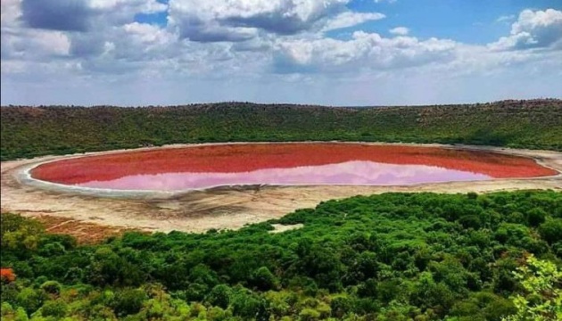 В Індії озеро за кілька днів змінило колір