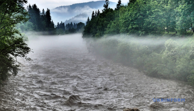 Річка Черемош руйнує ще одну дамбу - може знову затопити кілька сіл