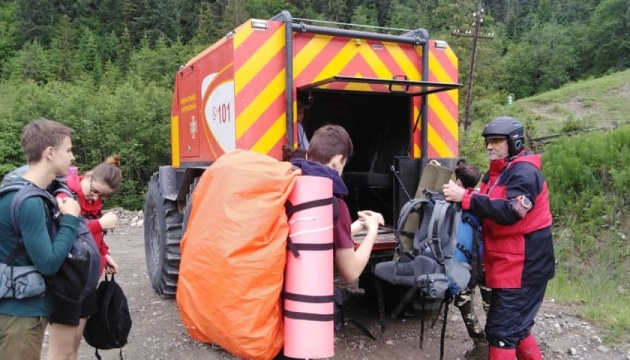 У Карпатах рятувальники визволяють туристів, які застрягли через зсув ґрунту