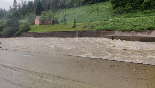Überschwemmungen in Vorkarpaten-Region: Fluss Dnister tritt über, Straßen stehen unter Wasser