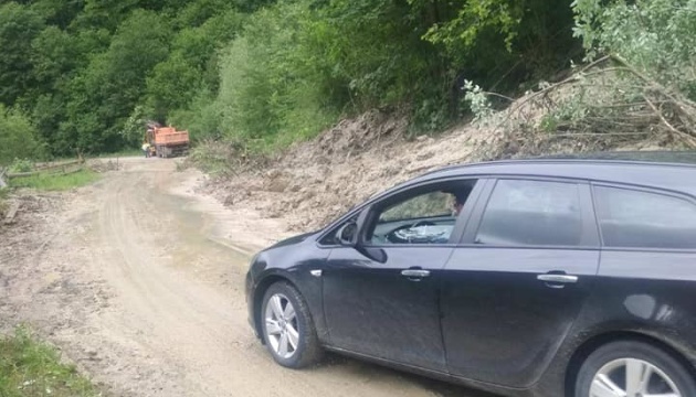 У Карпатах розблокували дорогу через Буковецький перевал