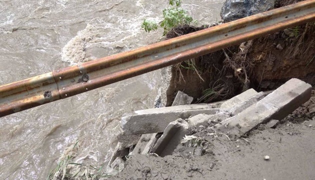 На Закарпатті паводок завдав збитків дорогам та мостам на 125 мільйонів