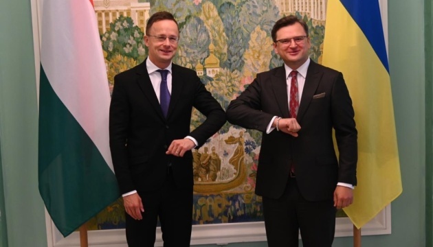 Titulares de Exteriores de Ucrania y Hungría se reúnen en Kyiv