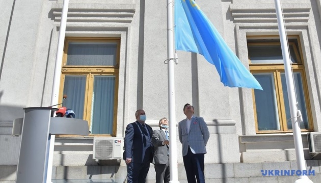 Kuleba, Chubarov, Dzhemilev raise Crimean Tatar flag near Foreign Ministry building