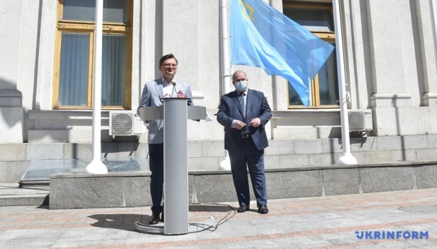 Un drapeau des Tatars de Crimée hissé devant le ministère des Affaires étrangères de l’Ukraine