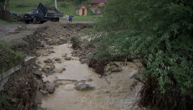 Негода змила дороги до десяти сіл на Буковині