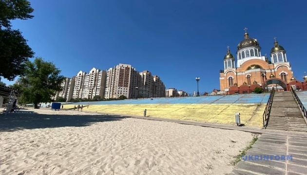 На Оболоні активісти відновили кримськотатарський і український прапори На Оболоні активісти відновили кримськотатарський і український прапори