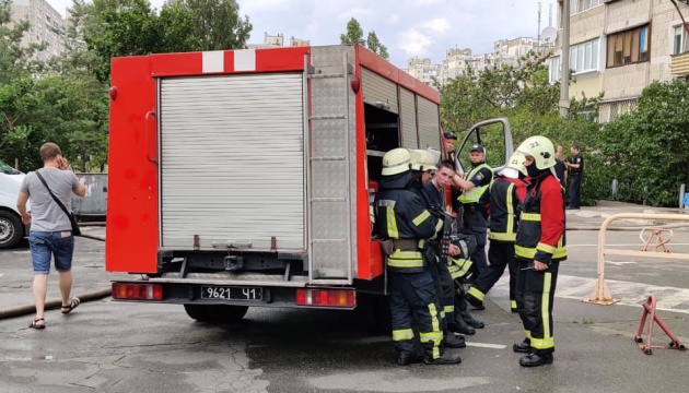 На Позняках горить багатоповерхівка — поруч із будинком, де недавно стався вибух