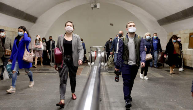 «Нападнику без маски» оголосили підозру за атаку на копа у метро Києва