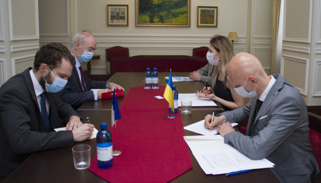 Dżaparowa omówiła z ambasadorem Francji priorytety w obronie suwerenności Ukrainy

