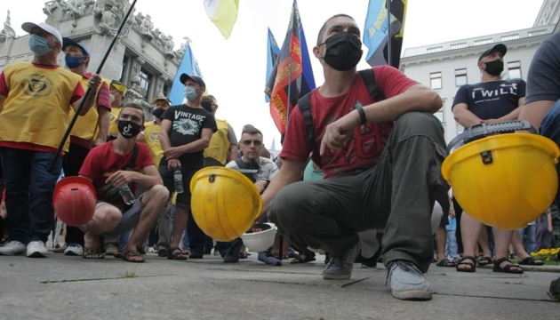 Hunderte Bergarbeiter protestieren vor Präsidialbüro weiter